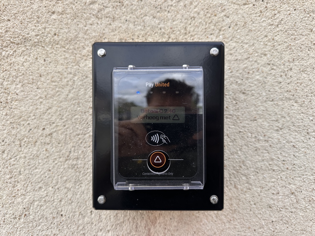 De betaalterminal — contactloos betalen met bankkaart