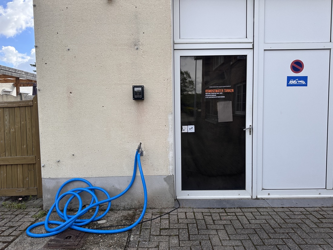 Het osmosewater aftappunt van dichtbij — betaalterminal en tapslang aan Heistgoorstraat 35